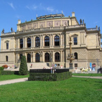 Zicht op het Rudolfinum