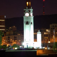 Nachtbeeld op de Sailors Memorial Clock Tower