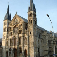 Zijaanzicht van de Basilique Saint-Remi