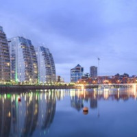 Zicht op het water van Salford Quays