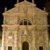 Nachtbeeld van de San Moisè-kerk