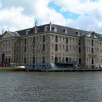 Scheepvaartmuseum van over het water gezien