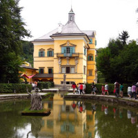 Vijver voor het Schloss Hellbrunn