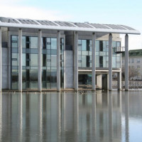 Zicht op het Stadhuis van Reykjavik