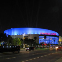 Nachtbeeld van het Staples Center