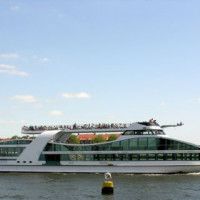 Toeristen in de haven van Rotterdam