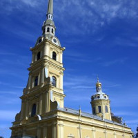 Zijaanzicht van de Petrus en Pauluskathedraal