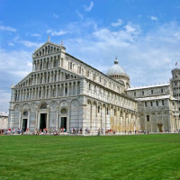 Zijaanzicht van de Dom van Pisa