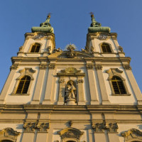 Vooraan de Sint-Annakerk