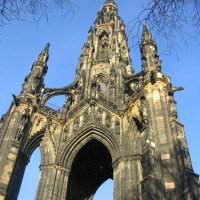 Onder aan het Scott Monument