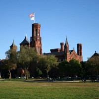 Zijaanzicht van het Smithsonian Castle