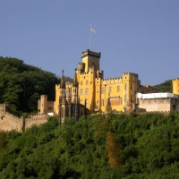 Schloss Stolzenfels op de heuvel