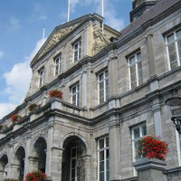 Zijaanzicht van het Stadhuis van Maastricht