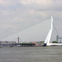 Zijaanzicht van de Erasmusbrug