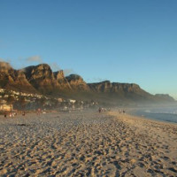 Zicht over een strand van Kaapstad