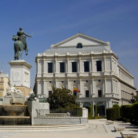 Standbeeld voor het Teatro Real