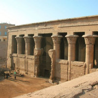 Buiten aan de Tempel van Esna