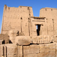 Zicht op de Tempel van Horus