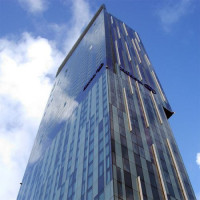 Onder aan de Beetham Tower