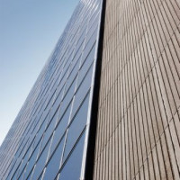 Onder aan de Torre Picasso