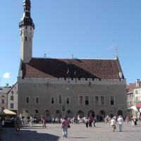 Zicht op het stadhuis van Tallinn