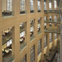 Binnen in de bibliotheek