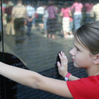 Meisje aan de Vietnam Veterans Memorial