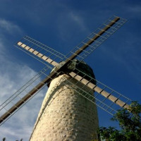 Onder aan de Montefiore-windmolen